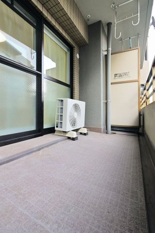 【バルコニー】 | ロワールマンション・グレイス井尻 | 南西向きのバルコニーは陽当り良好で、お洗濯物もしっかり干していただけます