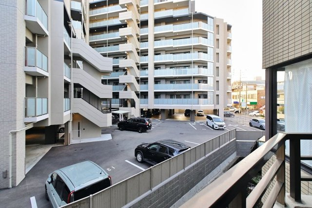 【その他共用部分】 | ロワールマンション・グレイス井尻 | バルコニー前面は駐車場になっているので日当たりや通風を遮る建物がなく、視界も開放感があります