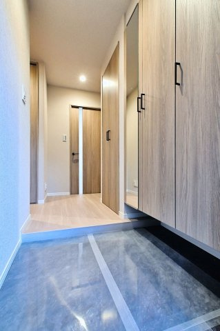 【玄関】 | ロワールマンション・グレイス井尻 | 玄関には収能力の高いシューズボックスと姿見までセットされています