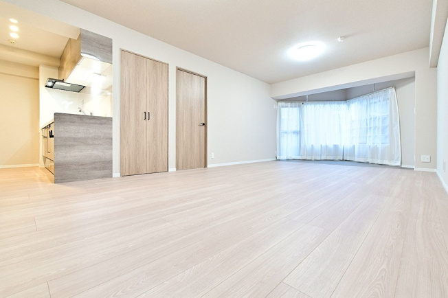 【居間・リビング】 | ロワールマンション・グレイス井尻 | LDKは19.9帖の広さ！食事のときも、くつろぎの時間も楽しい家族の時間をすごせそうです