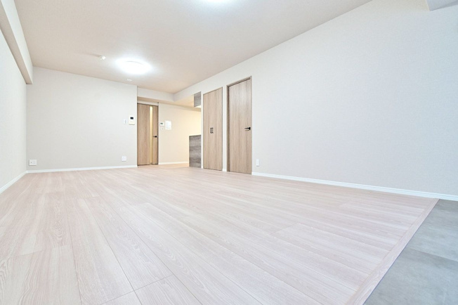 【居間・リビング】 | ロワールマンション・グレイス井尻 | 広いリビングは家族が自然と集まる居心地の良い空間。 南向きの明るいバルコニーに面しています