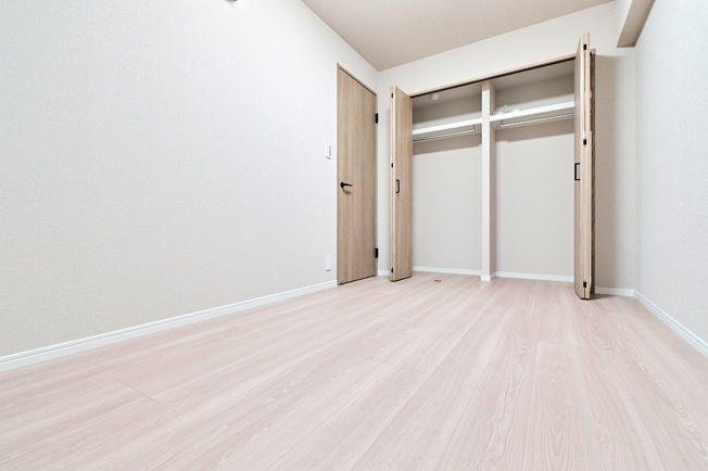 【洋室】 | ロワールマンション・グレイス井尻 | 玄関横5.2帖の洋室。収納にはハンガーパイプと稼働棚がついているので、スッキリと収納できます