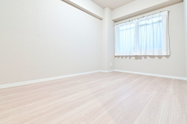 【洋室】 | ロワールマンション・グレイス井尻 | 居室の窓は内窓付きなので空調の効きが良くなり、防音効果もあります。こちらの部屋にはエアコン設置済です