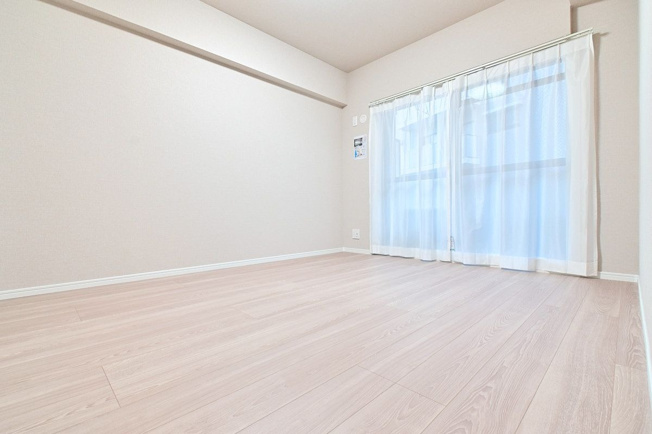 【洋室】 | ロワールマンション・グレイス井尻 | 6.4帖の洋室。バルコニーに面した明るい洋室で換気や採光ばっちりです