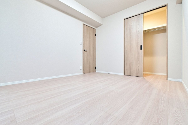 【洋室】 | ロワールマンション・グレイス井尻 | 広々とした洋室は収納スペースがたっぷり！どんなお洒落さんでも安心の大容量収納が自慢です