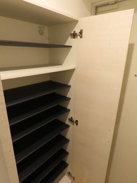 リブリ・レジデンス三ノ輪の玄関