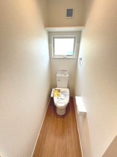 【トイレ】 | 廿日市市住吉（廿日市駅）全3区画　NO3【外構込み】 | シンプルなデザインはお掃除やしやすく衛生的。温水洗浄便座付き　トイレ×２
