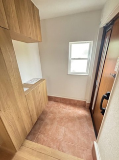 【玄関】 | 廿日市市住吉（廿日市駅）全3区画　NO3【外構込み】 | シューズボックスが設置されており、家族の靴がスッキリ収納できます☆