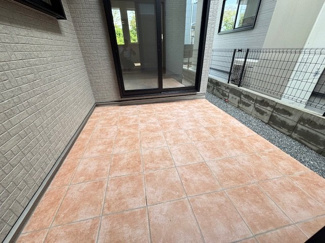 【居間・リビング】 | 廿日市市住吉（廿日市駅）全3区画　NO3【外構込み】 | 15.5帖リビングにつながるパティオ☆解放感があり、明るい陽ざしを取り込みます☆