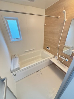 【浴室】 | 廿日市市住吉（廿日市駅）全3区画　NO3【外構込み】 | ゆったりした浴槽は、足を伸ばしてゆったり湯船につかることができます。
浴室換気乾燥機付きで雨や夜のお洗濯にも大活躍♪