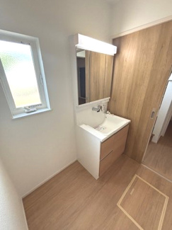 【独立洗面台】 | 廿日市市住吉（廿日市駅）全3区画　NO3【外構込み】 | 三面鏡付きの洗面台は、メイクもドライヤーも余裕のスペースです。