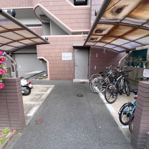 【駐輪場】 | サングレート井尻駅前 | 駐輪場は十分なスペースがあり、屋根も付いています。バイク置場もあります