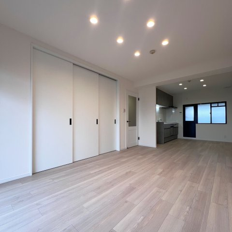 【居間・リビング】 | サングレート井尻駅前 | 約14帖のLDKは隣りの洋室とつなげて広く使ってもOK。ライフスタイルに合わせて自由に使えます