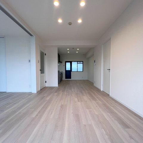 【居間・リビング】 | サングレート井尻駅前 | 南向きのリビングは陽当り・風通し共に良好で、ご家族みんなで過ごす空間をより居心地良くしてくれます