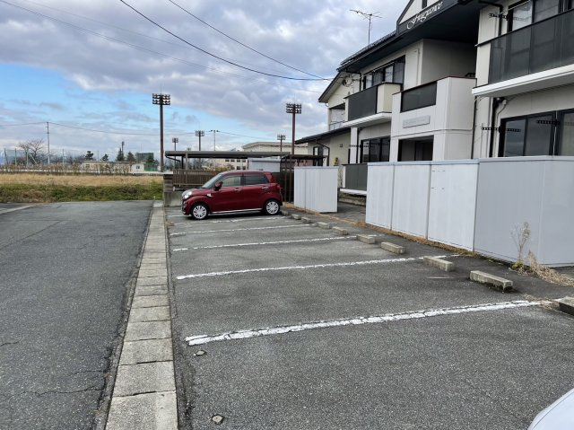 フレグランスリバティの駐車場