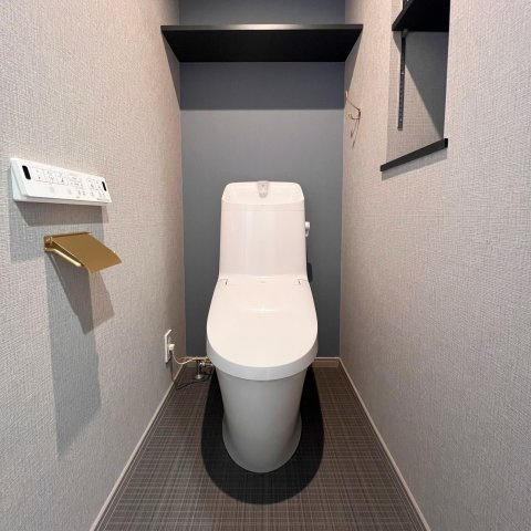 【トイレ】 | ソピア大濠西 | 冬は便座も温水も温かく快適なシャワー付トイレ。上部には収納棚を設置◎
