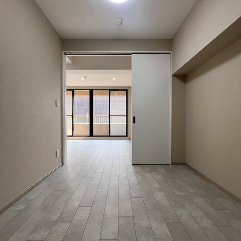 【洋室】 | ソピア大濠西 | 5.2帖の洋室はリビングとは引き戸でフラットにつながっており、開け放して広く使うこともできます