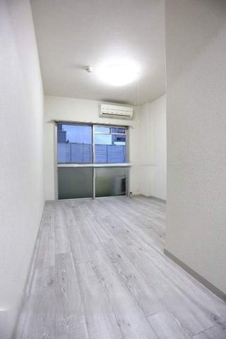 セシリア新杉田の居間・リビング