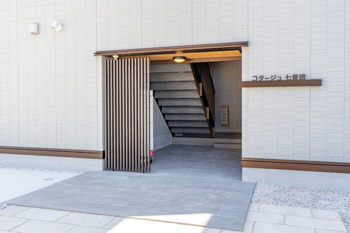 コタージュ七番館の玄関