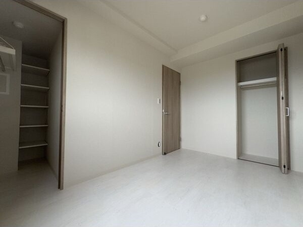 LUXE　SHOEI　NEYAGAWA　MIDORIMACHIの洋室