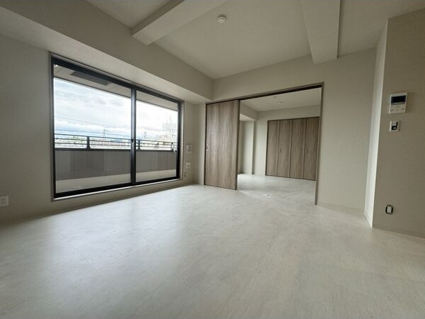 LUXE　SHOEI　NEYAGAWA　MIDORIMACHIの居間・リビング