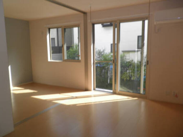 府中市朝日町１丁目のアパートの居間・リビング