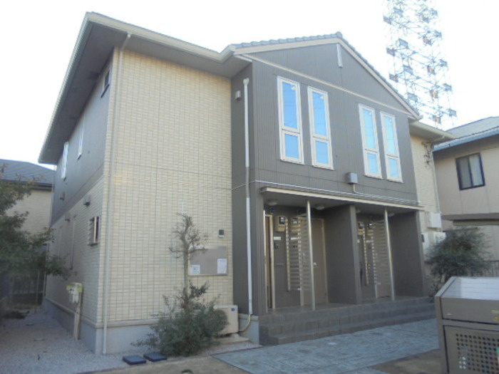 府中市朝日町１丁目のアパートのエントランス