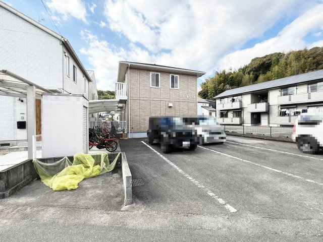 ドルフ東久万Ⅱの駐車場