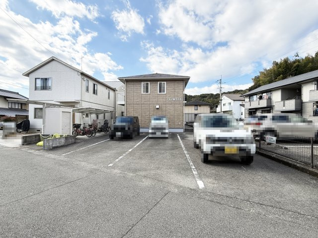 ドルフ東久万Ⅱの駐車場