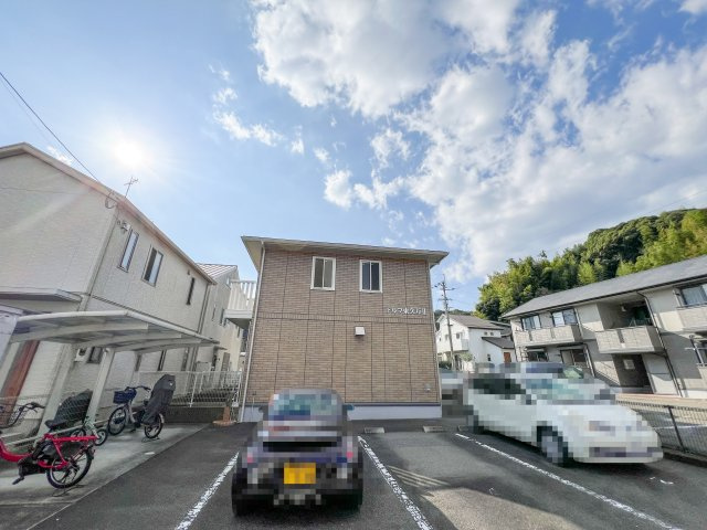 ドルフ東久万Ⅱの駐車場