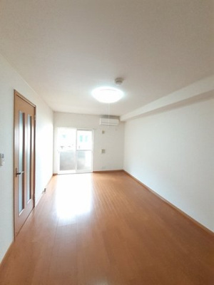 【内装】 | パラクレイシス | 明るい色調の室内です