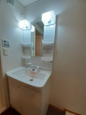 【洗面所】 | セレーノＢ | 明るい洗面所です