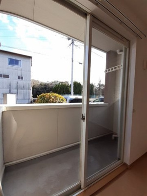 【バルコニー】 | セナークル | 外からの目が気にならないバルコニーで洗濯物が干せます