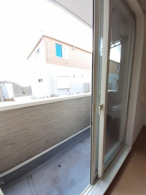 【バルコニー】 | サンリット・スクエアＣ | バルコニーからの眺めを楽しみながら食事をしませんか