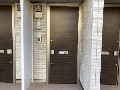 シャーメゾン金龍寺丁のエントランス