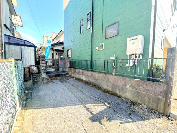 宇都宮市越戸町　3ＬＤＫ　中古住宅の前面道路含む現地写真