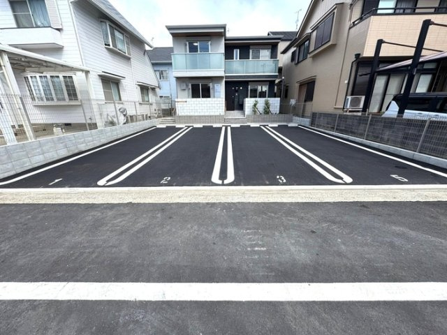 ソラーナ小松原の駐車場