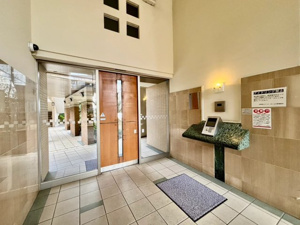 【エントランス】 | ご自宅から現地まで、当社スタッフがお車にて、「お迎え・お送り」をしております。ぜひお気軽にお問い合わせくださいませ♪