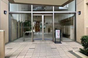 【エントランス】 | ご自宅から現地まで、当社スタッフがお車にて、「お迎え・お送り」をしております。ぜひお気軽にお問い合わせくださいませ♪