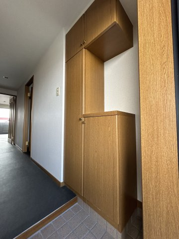 R-BLDG03の玄関|シューズボックス付きの玄関です☆