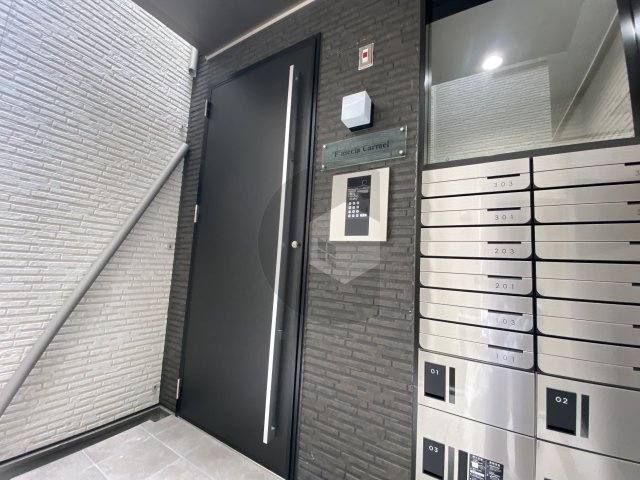 F asecia Carmelのエントランス