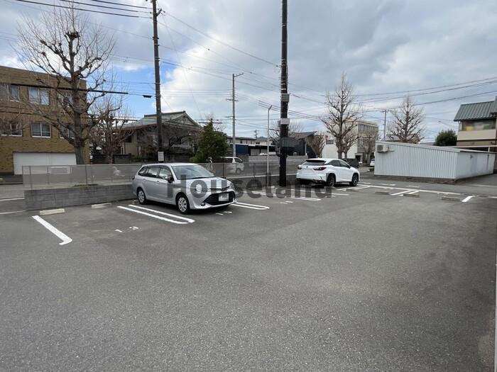 イゾラ ルーチェの駐車場