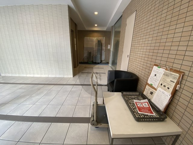 東大阪市西堤学園町２丁目の賃貸マンションのロビー