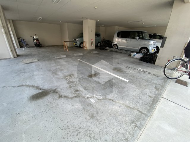 東大阪市西堤学園町２丁目の賃貸マンションの駐車場