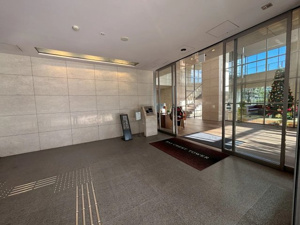 【エントランス】 | ご自宅から現地まで、当社スタッフがお車にて、「お迎え・お送り」をしております。ぜひお気軽にお問い合わせくださいませ♪