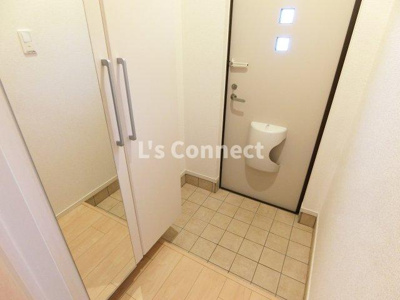 【玄関】 | Ｓｔ・ｐａｌ．ＫⅠ | 背の高い下駄箱には鏡付きで身だしなみチェック。