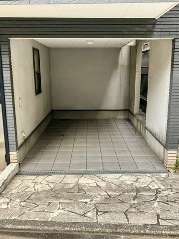 南青山戸建の駐車場