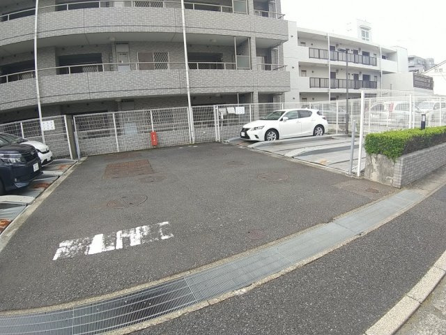 船橋市薬円台６丁目の賃貸マンションの駐車場