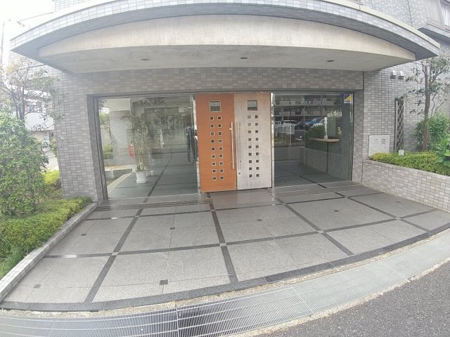 船橋市薬円台６丁目の賃貸マンションのエントランス