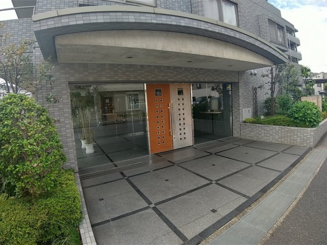 船橋市薬円台６丁目の賃貸マンションのエントランス